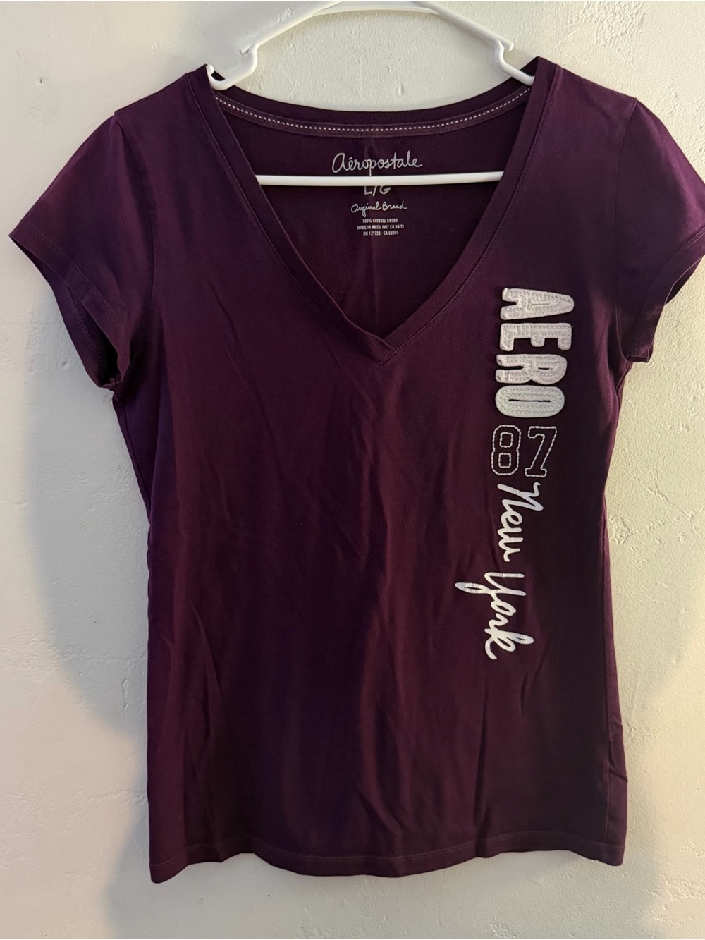Aeropostale Women’s V-Neck Graphic Tee in Plum size large